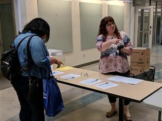 Amy Kraft helps a new teacher